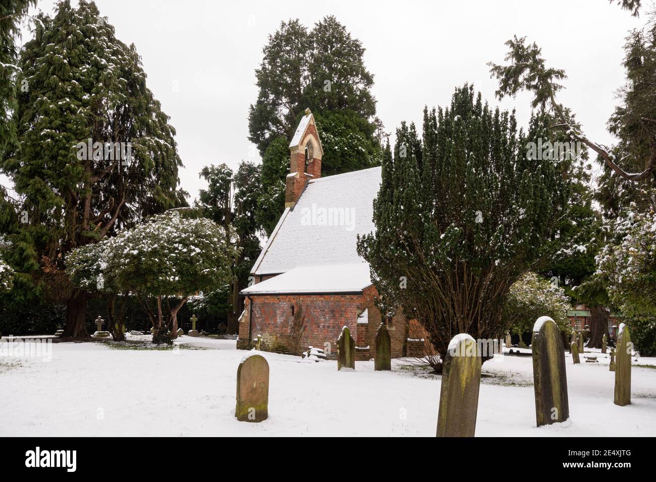 Victoria Road Cemetery Chapel in Farnborough, Hampshire, Großbritannien, im Winter mit Schnee, Januar. Es wurde 1859 erbaut. Stockfoto