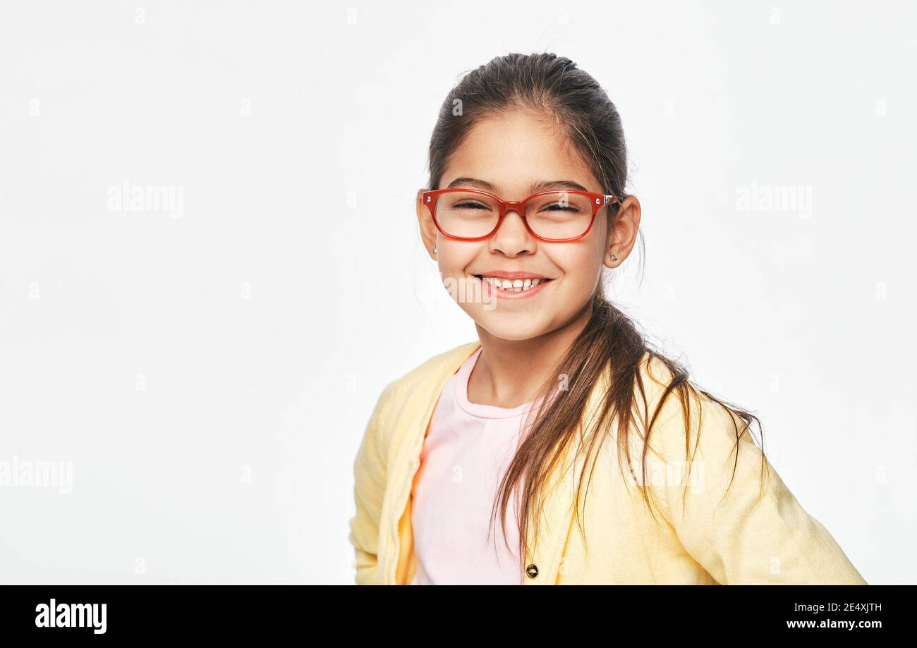 Lächelndes gemischtes Rennkind mit stilvoller Brille, isoliert auf hellgrauem Hintergrund. Sehkorrektur für Kinder Stockfoto