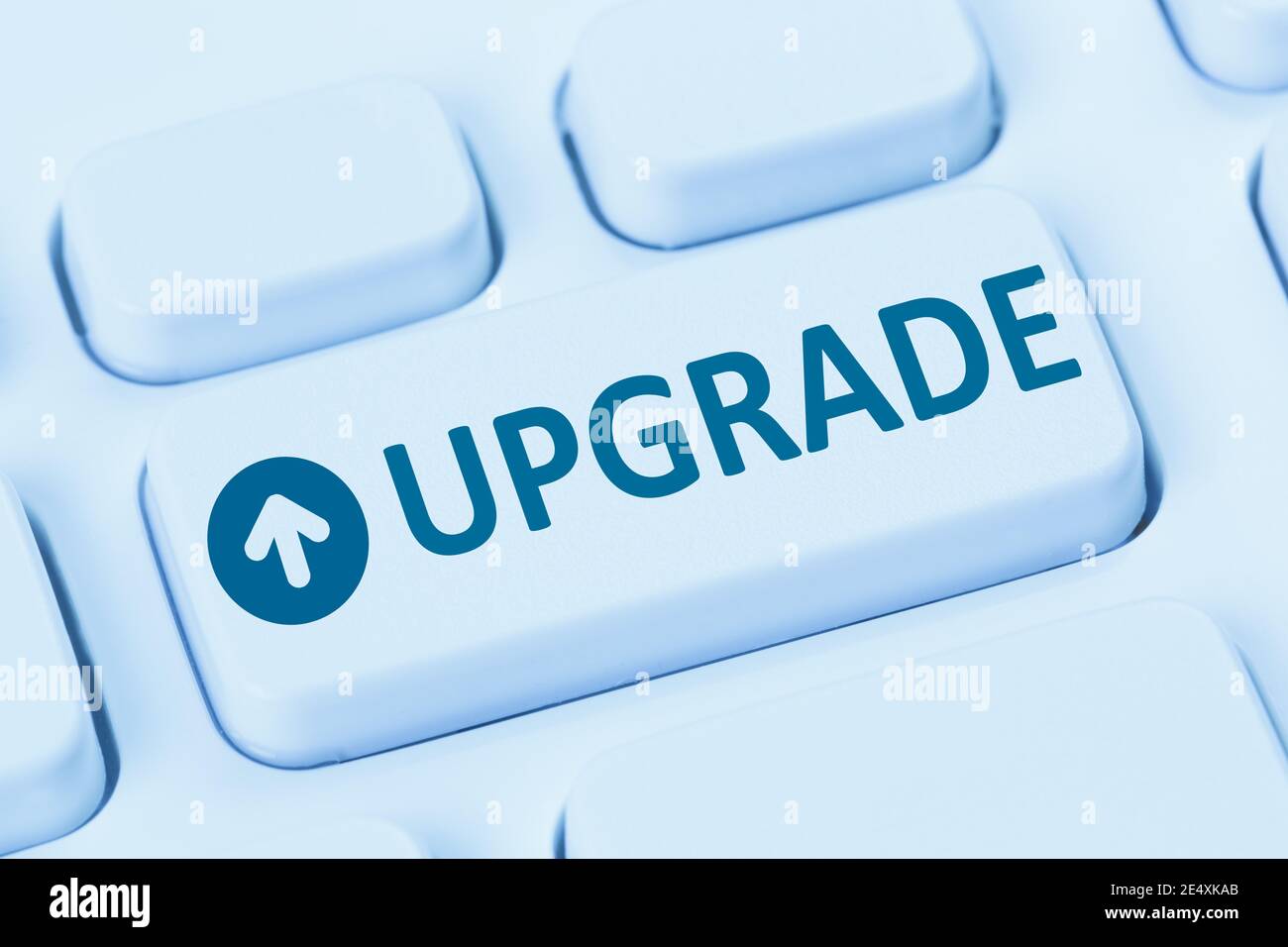 Upgrade Upgrade Computer-Software Internet-Programm Symbol blaue Tastatur Stockfoto