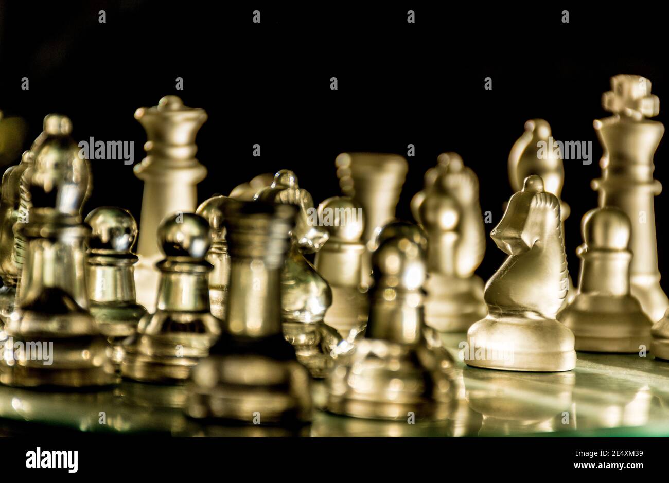 Glas Schachfiguren an Bord Spiel Stockfoto