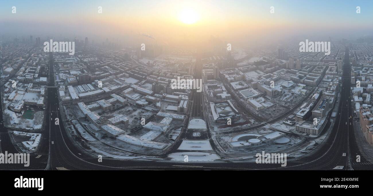 Eine Luftaufnahme von Gebäuden in der Innenstadt von schweren Dunst bedeckt in Harbin Stadt, Nordost-China¯Heilongjiang Provinz, 24. Januar 2021. * Stockfoto