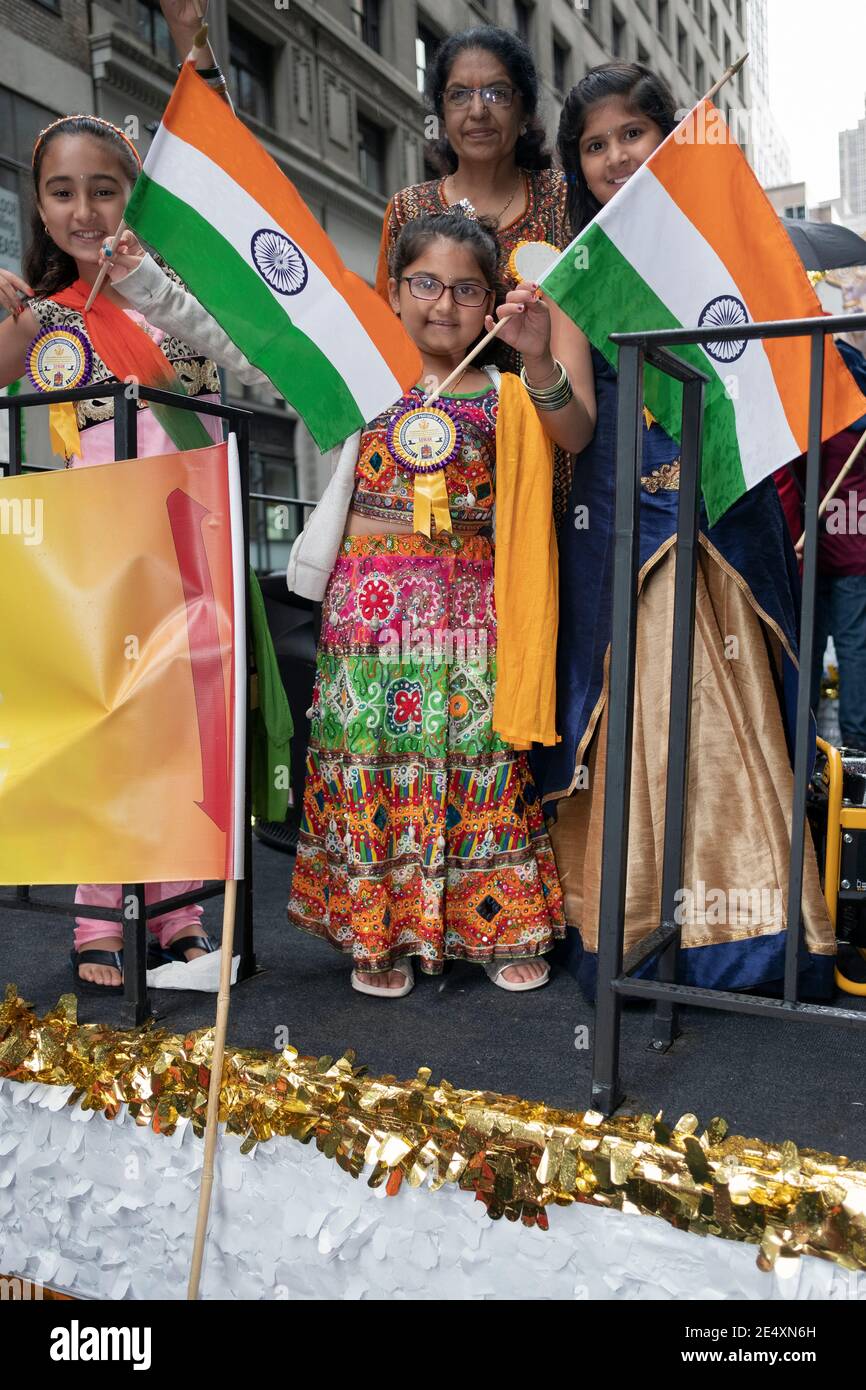 3 Generationen indianischer Amerikaner mit Fahnen posieren auf einem Festwagen bei der India Day Parade 2018 in Manhattan, New York City. Stockfoto