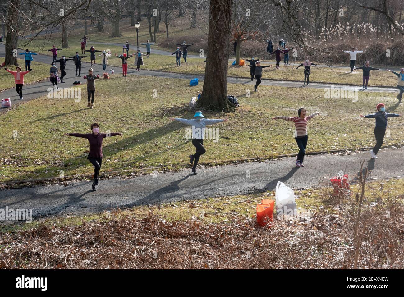 Eine große Gruppe hauptsächlich chinesisch-amerikanischer Frauen nimmt an einem Trainingskurs im Kissena Park in Flushing, Queens, New York City Teil. Stockfoto