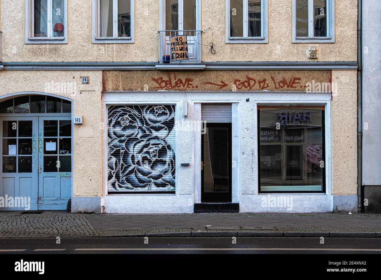 Geschlossener Laden mit floralem Design auf Verschluss & politischem Schild auf Balkon, Invalidenstraße 145.Mitte, Berlin Stockfoto