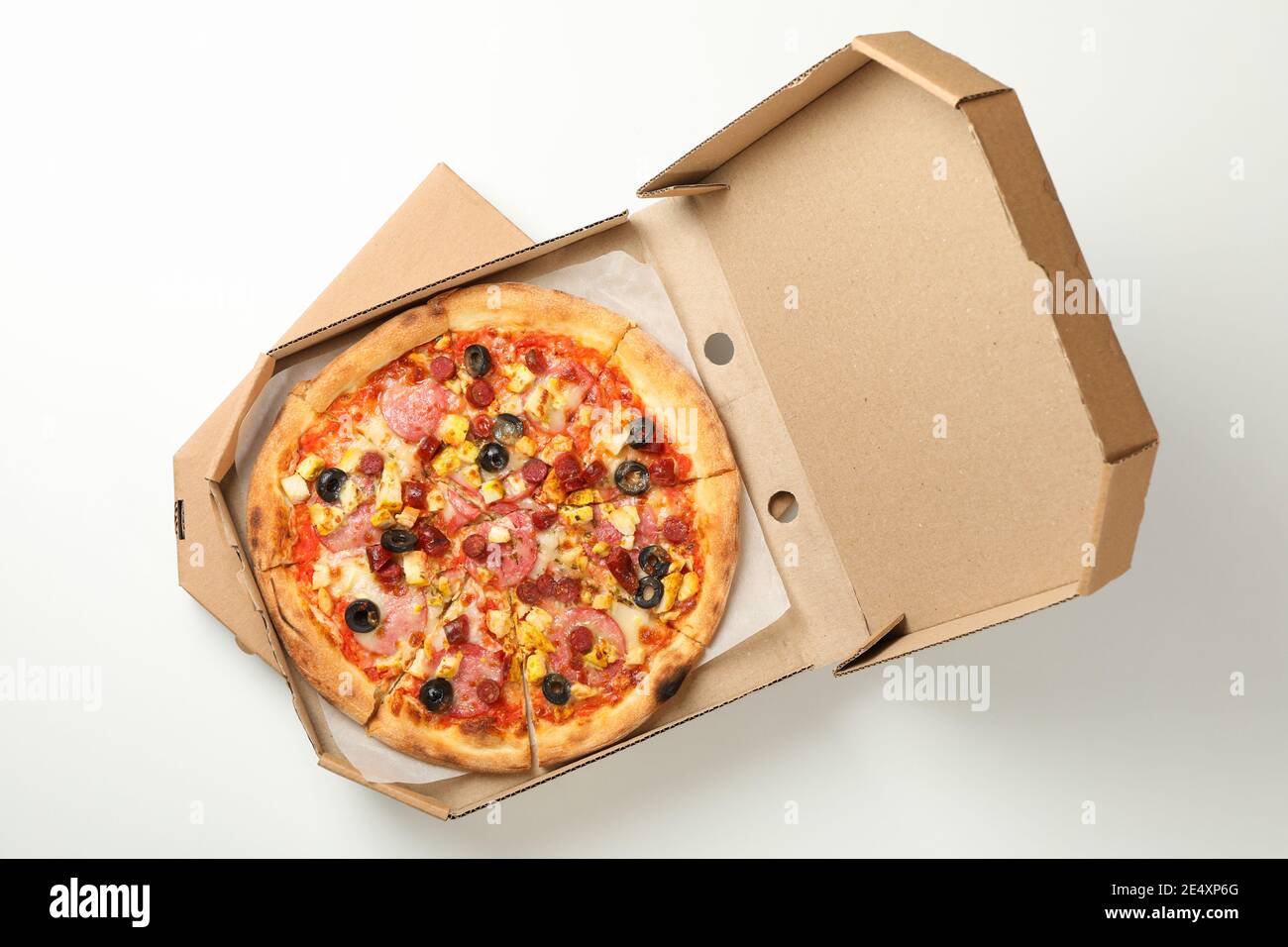 Leckere Pizza in einer Kartonschachtel auf weißem Hintergrund, eine zum Mitnehmen-Pizza-Lieferung ausgeschnitten für Menüs und Werbung Stockfoto