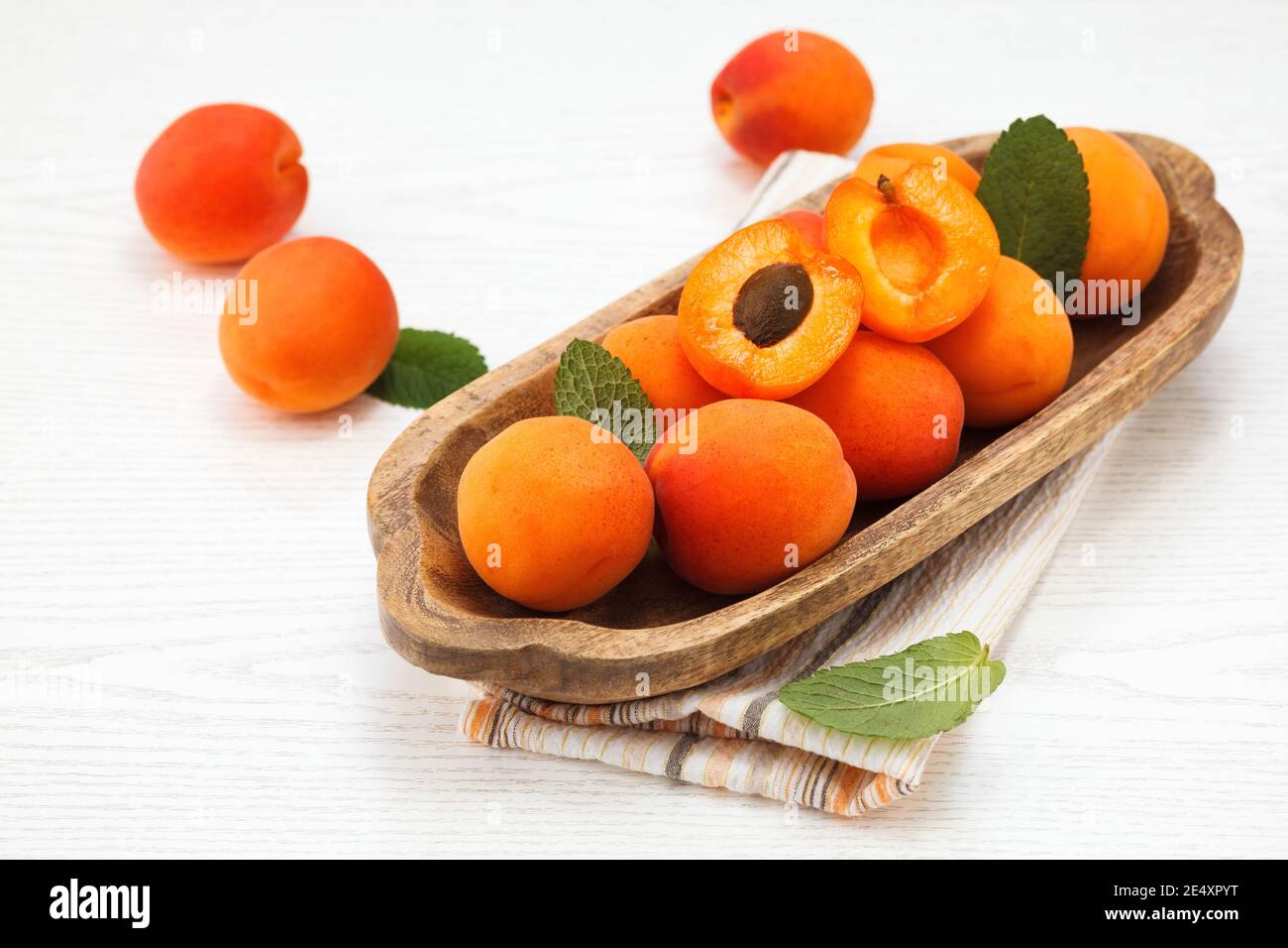 Aprikosen. Reife, frische Aprikosen auf einem weißen Holzhintergrund. Stockfoto