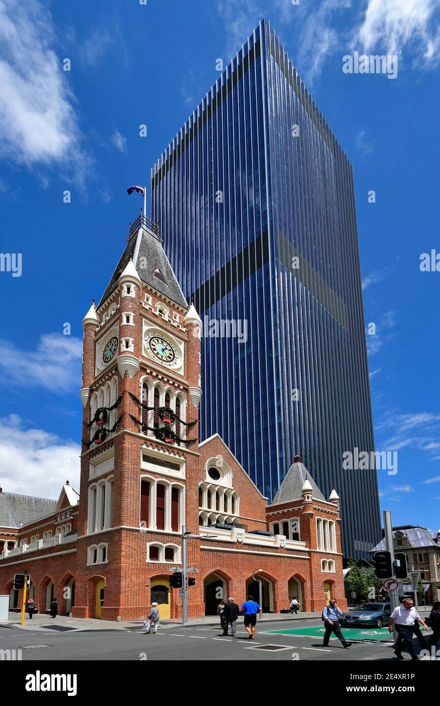 Perth, WA, Australien, 28. November 2017: Nicht identifizierte Menschen im alten Rathaus mit modernem Wolkenkratzer dahinter Stockfoto