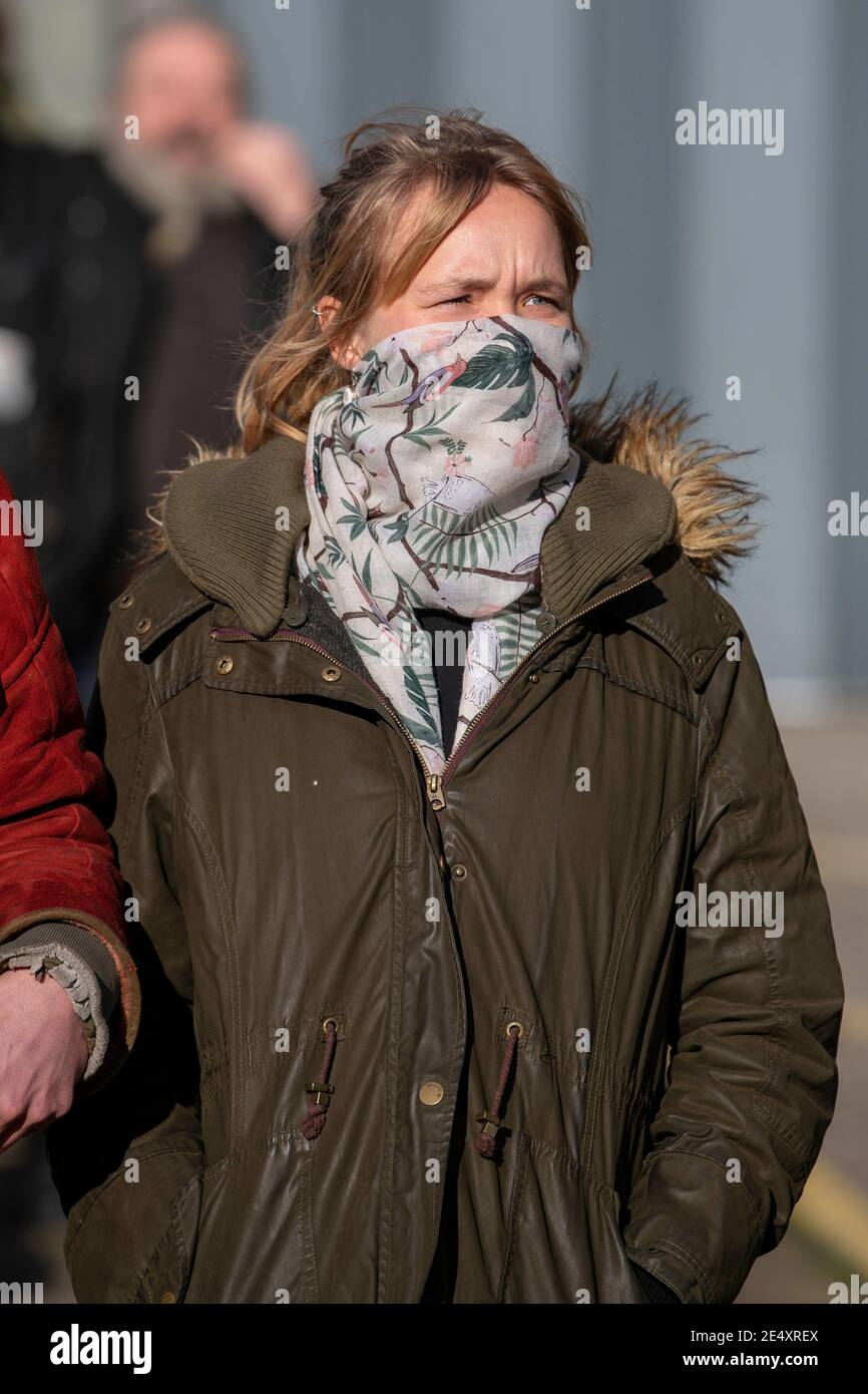 Vier Personen, die wegen strafrechtlicher Schäden an der Statue von Edward Colston angeklagt sind, erscheinen vor dem Amtsgericht von Bristol. Abgebildet ist Rhian Graham, 29. Stockfoto