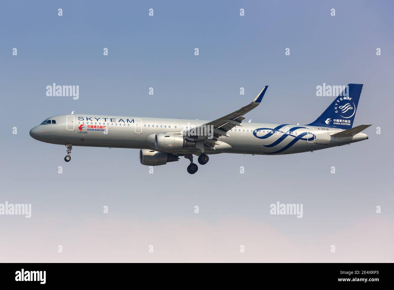 Shanghai, China - 28. September 2019: Airbus A321 von China Eastern Airlines in der SkyTeam-Sonderlivery am Flughafen Shanghai Hongqiao (SHA) in Shanghai Stockfoto