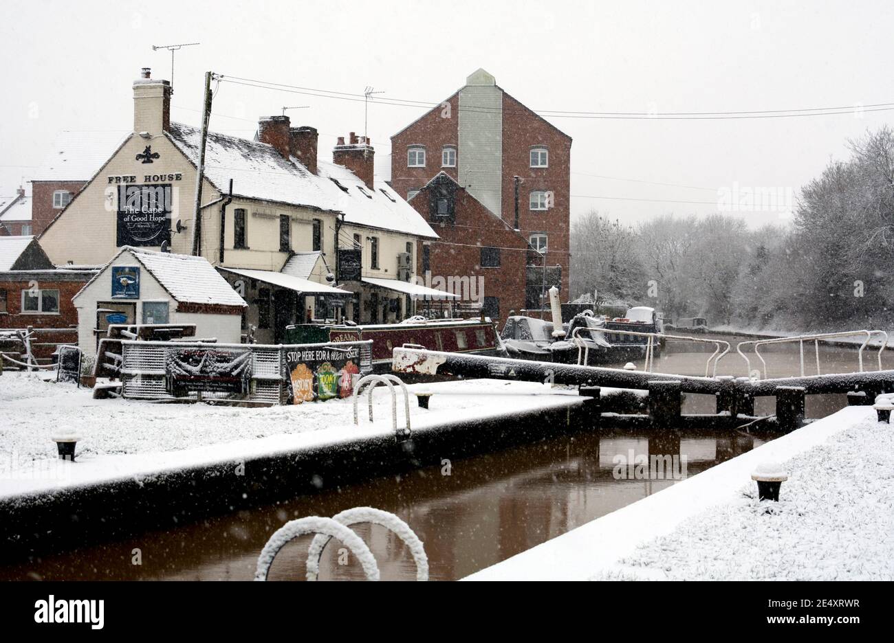 Warwick Top Lock und das Cape of Good Hope Pub am Grand Union Canal bei schneebedecktem Wetter, Warwick, Warwickshire, England, Großbritannien Stockfoto