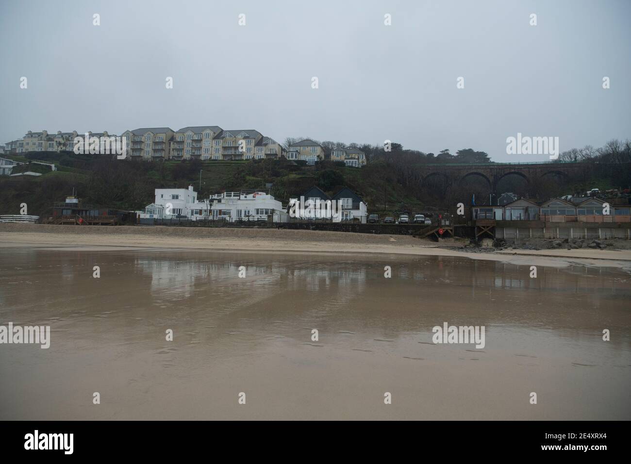 St. Ives Cornwall Hafen, Carbis Bay, Beah und Stadt, Carbis Bay Hotel und Anwesen, der Hauptstandort für den G7 Gipfel. Stockfoto