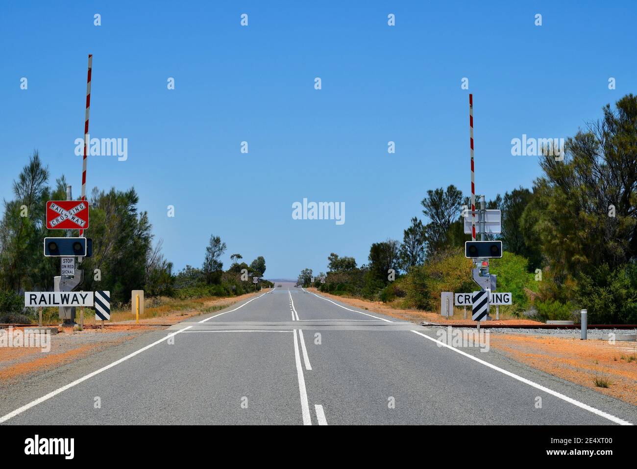 Australien, Bahnübergang und Ausbreitung Linie auf Brand Highway in Westaustralien Stockfoto