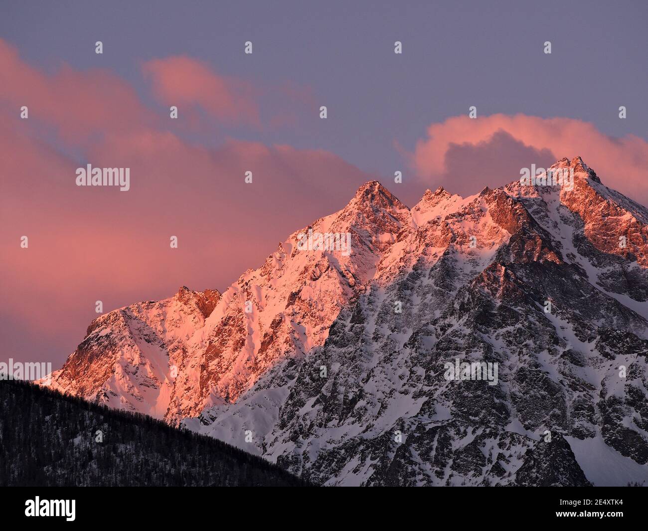 Saint Marcel, Aostatal (Italien) - schöner Sonnenaufgang auf der Roises Range. Stockfoto
