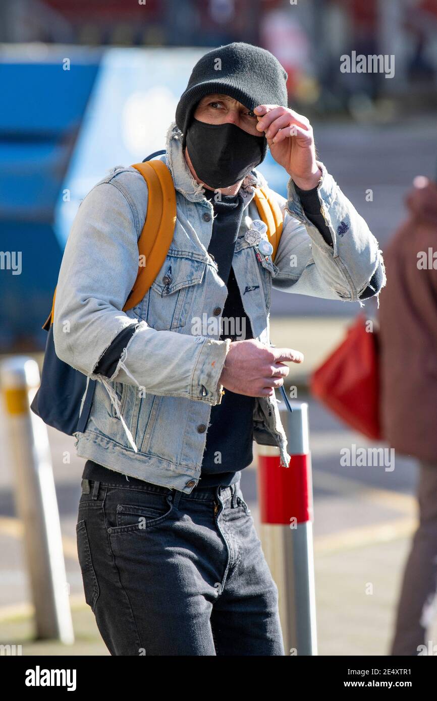 Vier Personen, die wegen strafrechtlicher Schäden an der Statue von Edward Colston angeklagt sind, erscheinen heute vor dem Amtsgericht von Bristol. Abgebildet ist Jake Skuse, 32. Stockfoto