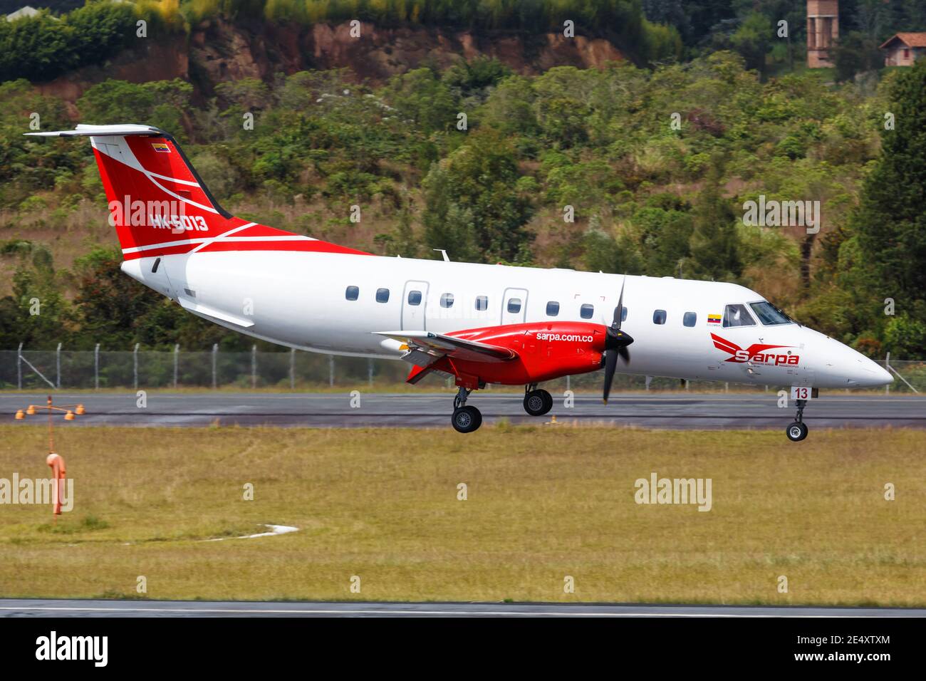 Medellin, Kolumbien - 26. Januar 2019: Sarpa Embraer EMB-120 Flugzeug in Medellin Flughafen (MDE) in Kolumbien. Stockfoto