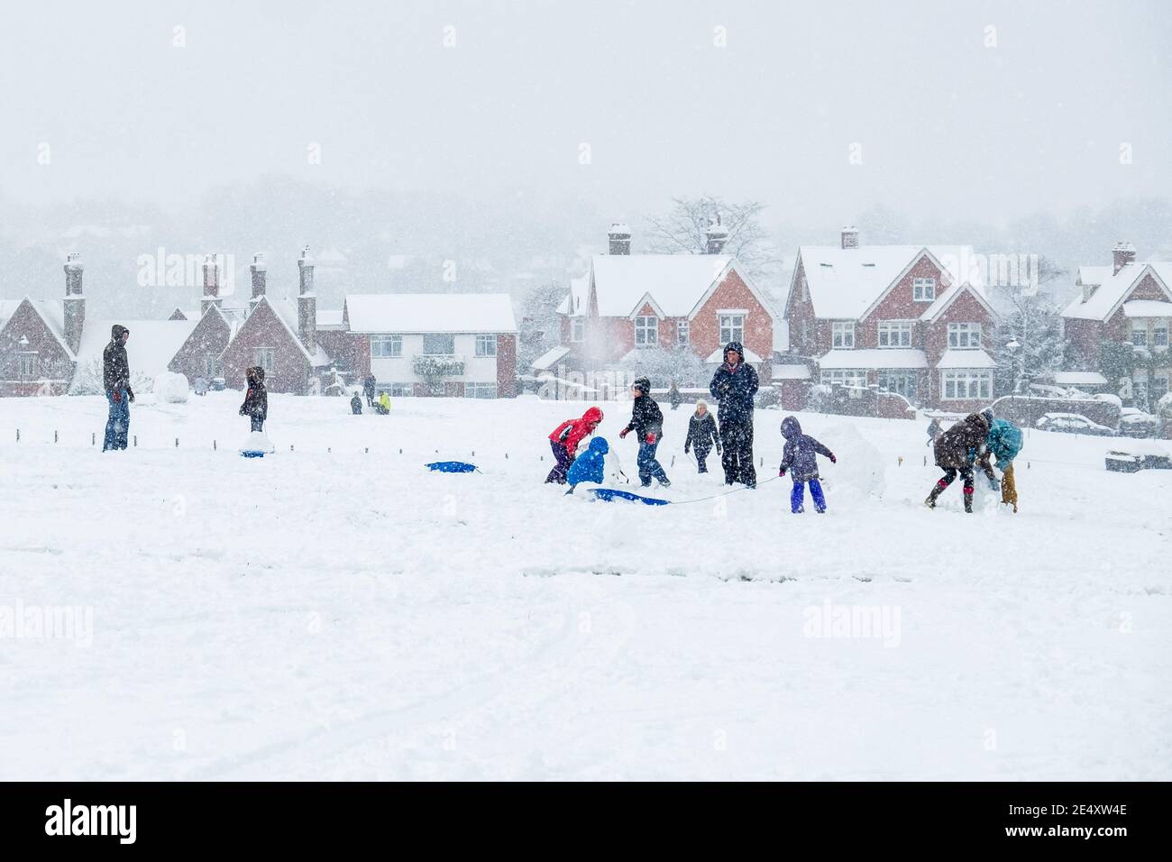 Dorking, Surrey- UK: Familien und Gemeinden kommen zusammen, um im Schnee zu spielen und Schneemänner zu machen Stockfoto