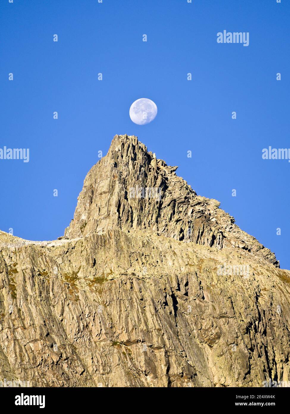 Colle del Gran San Bernardo, Aostatal (Italien) - der Mond versteckt sich hinter dem Gipfel des Pain de Sucre. Stockfoto