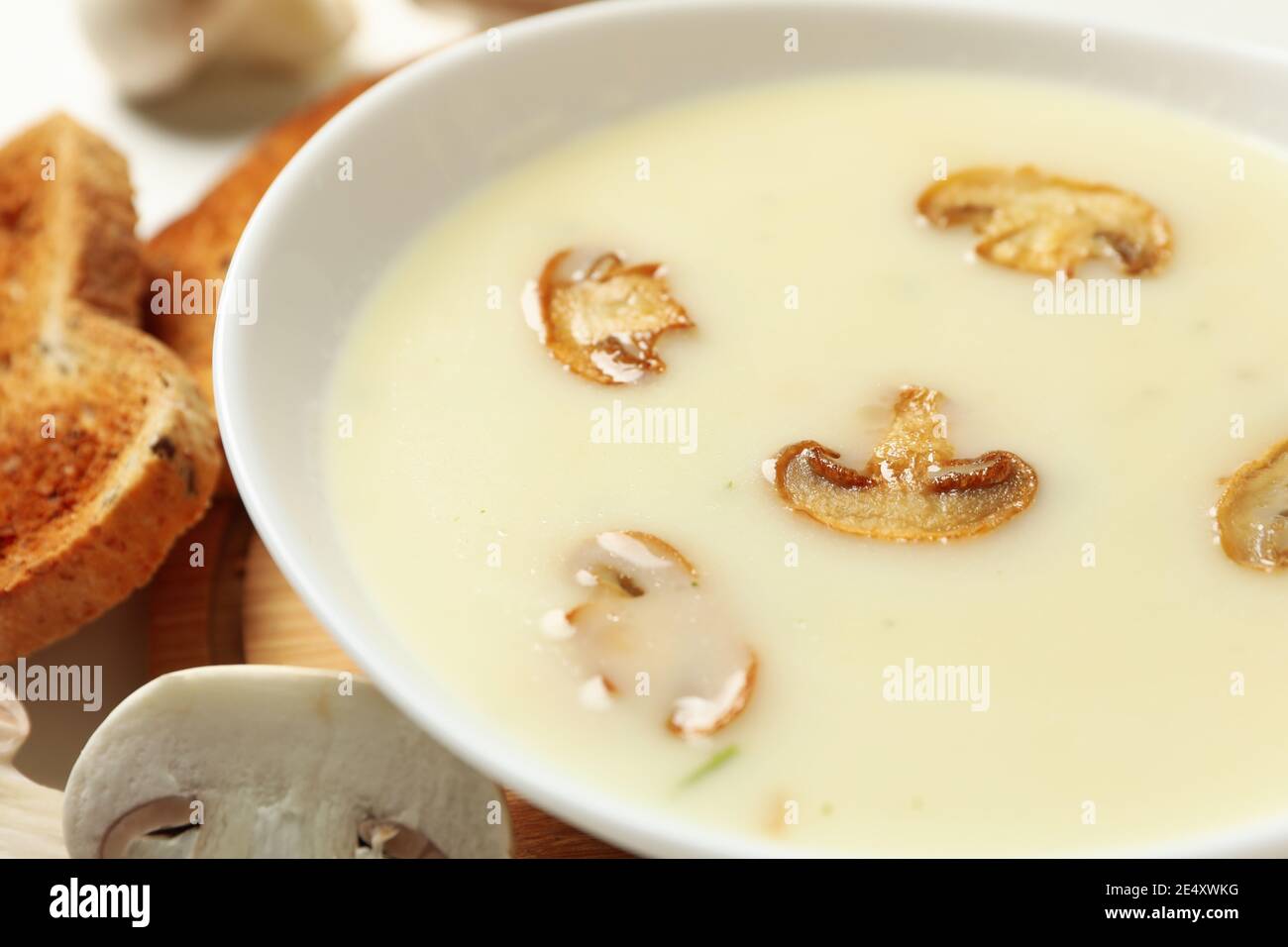 Intime Nahaufnahme einer Schüssel Pilzsuppe, einer warmen Pilzsuppe mit samtiger Textur und Dampf Stockfoto