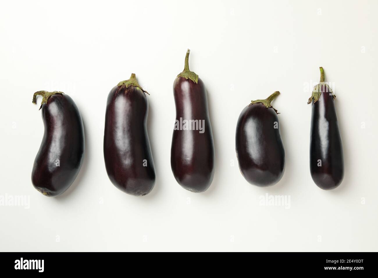 Konzept von rohem Gemüse mit Auberginen auf weißem Hintergrund Stockfoto