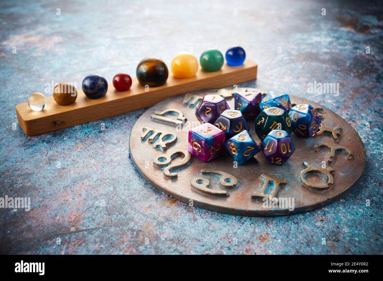 Sternzeichen Horoskop Symbole mit Sonnensystem Planeten Steine. Stockfoto