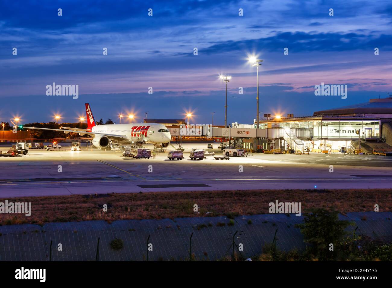 Paris, Frankreich – 16. August 2018: TAM Airbus A350 am Flughafen Paris Charles de Gaulle (CDG) in Frankreich. Airbus ist eine europäische Flugzeugmanufaktur Stockfoto