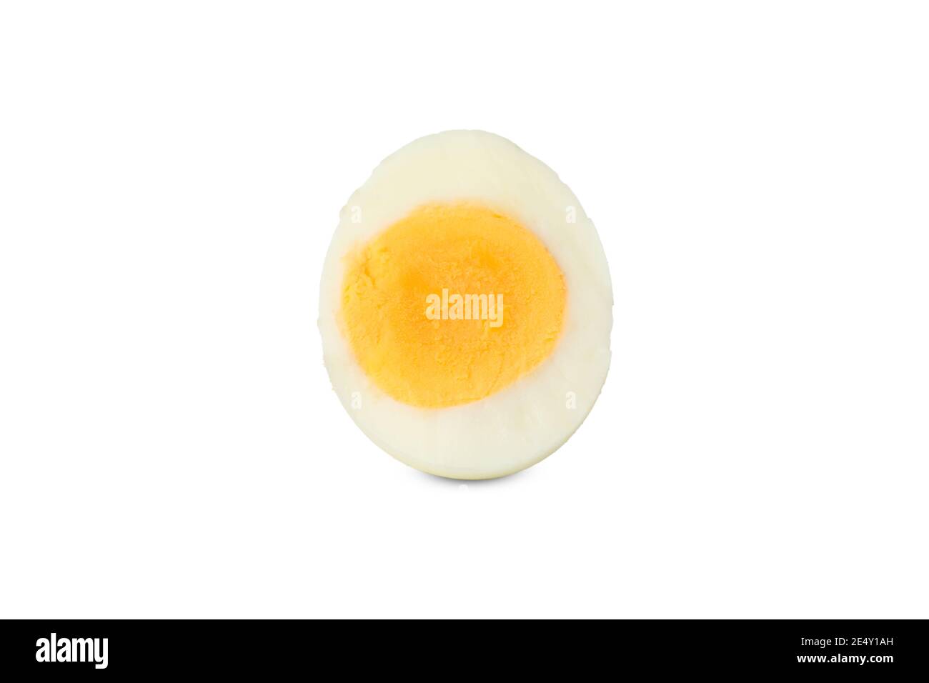 Ein einzelnes hartgekochtes Ei ausgeschnitten auf weißem Hintergrund, ein glatt geschältes Ei für Oster- und Diät-Themen Stockfoto