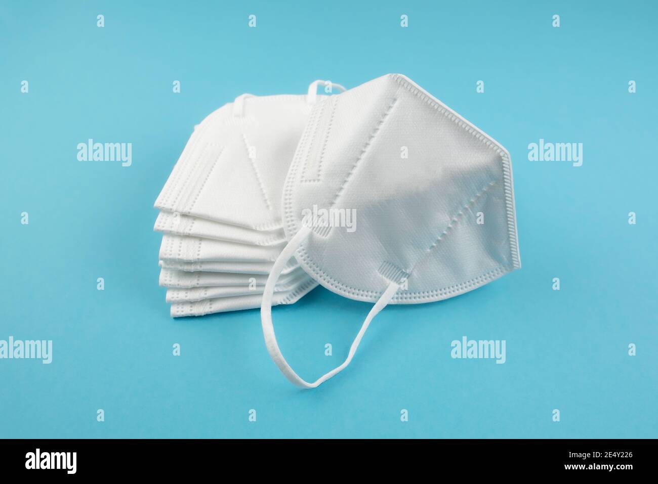 Stapel von FFP2 oder N95 Atemschutzmasken auf blau Hintergrund Stockfoto
