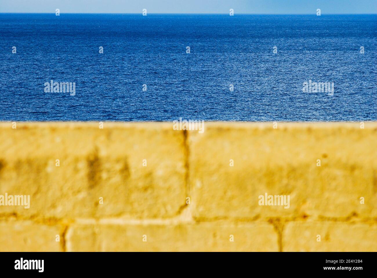 Terrassierte antike Mauer der Ulysses Lodge Ruinen in Ramla Bay Gozo Malta Inseln Stockfoto