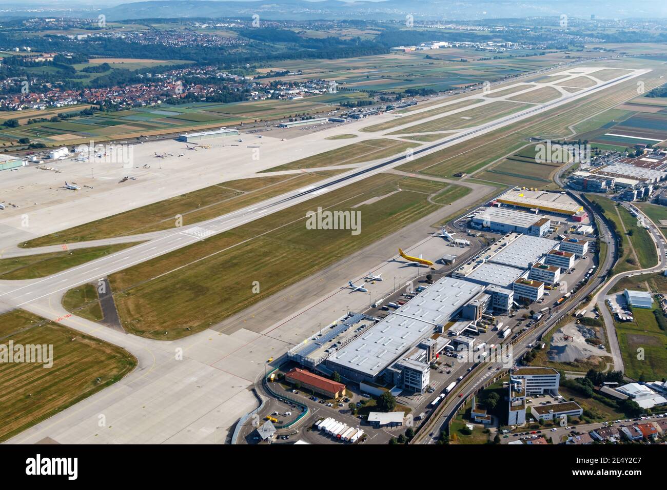 Stuttgart, 2. September 2016: Luftaufnahme des Stuttgarter Flughafens (STR) mit Frachtbereich in Deutschland. Stockfoto