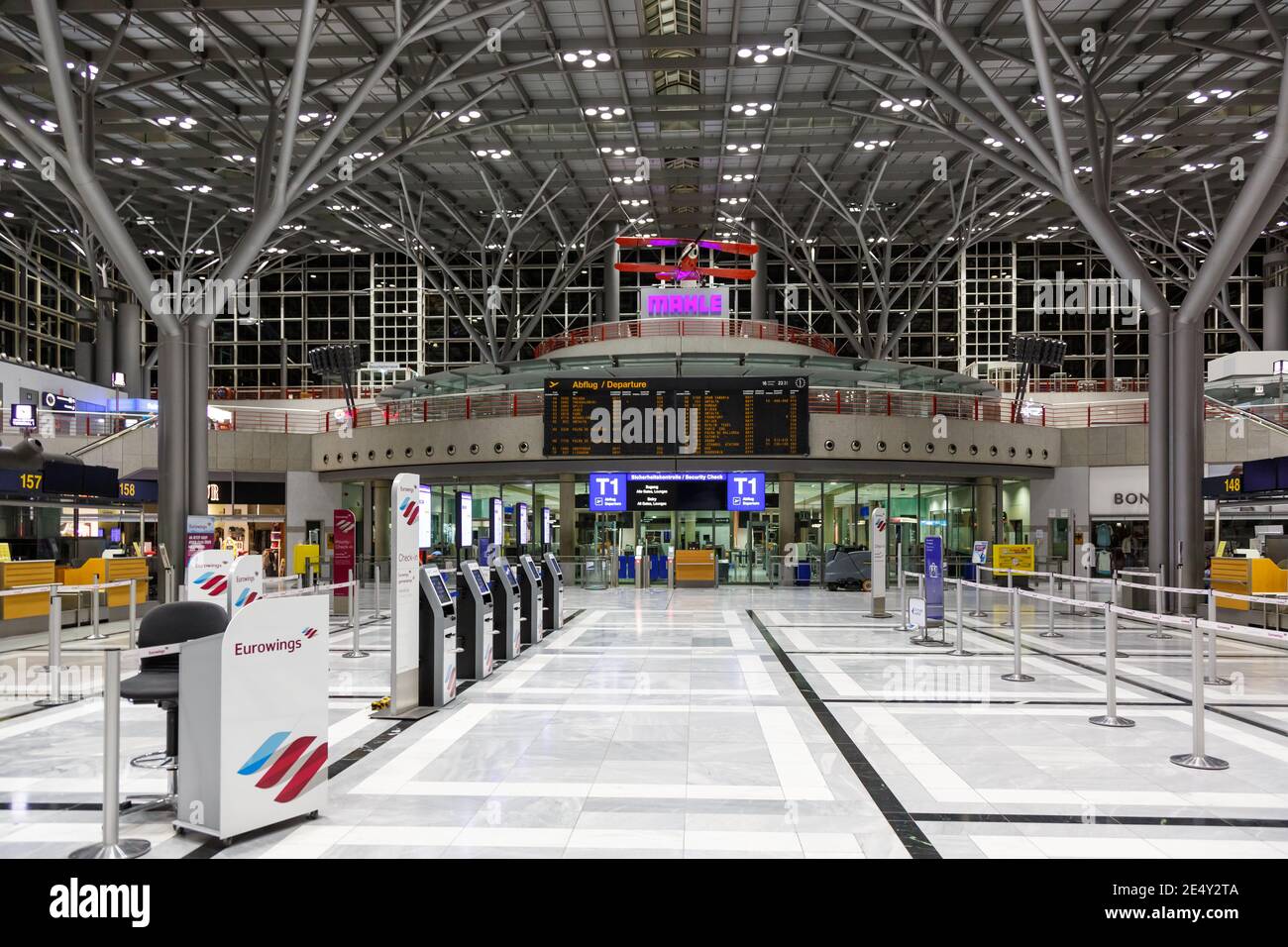 Stuttgart, 17. September 2017: Terminal 1 des Stuttgarter Flughafens (STR) in Deutschland. Stockfoto