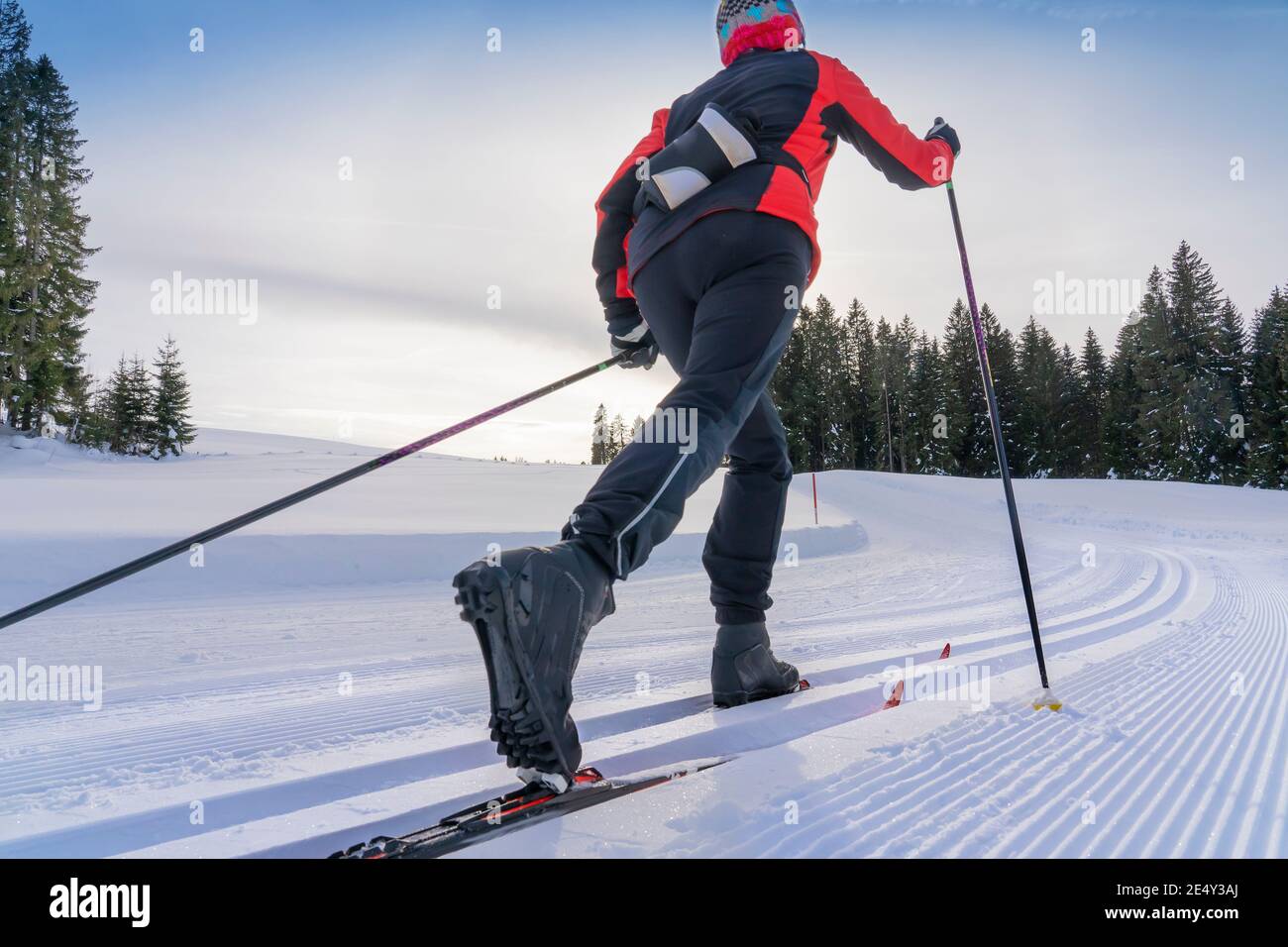 Schöne aktive Senioren Langlauf im frisch gefallenen Pulverschnee in den Allgauer alpen bei Immenstadt, Bayern, Deutschland Stockfoto