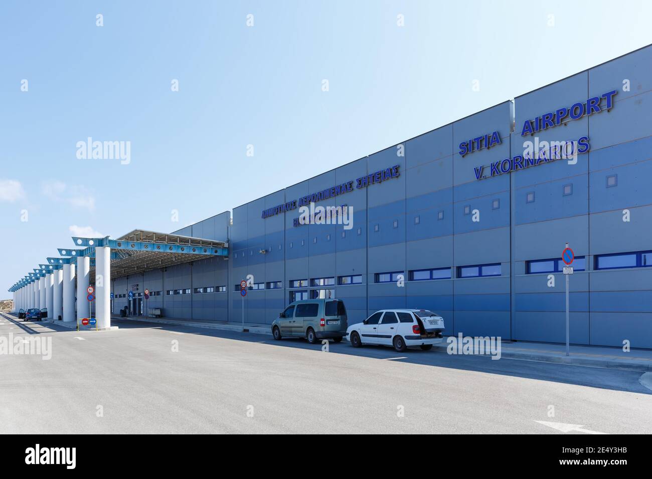 Sitia, Griechenland – 16. September 2018: Terminal des Flughafens Sitia (JSH) in Griechenland. Stockfoto