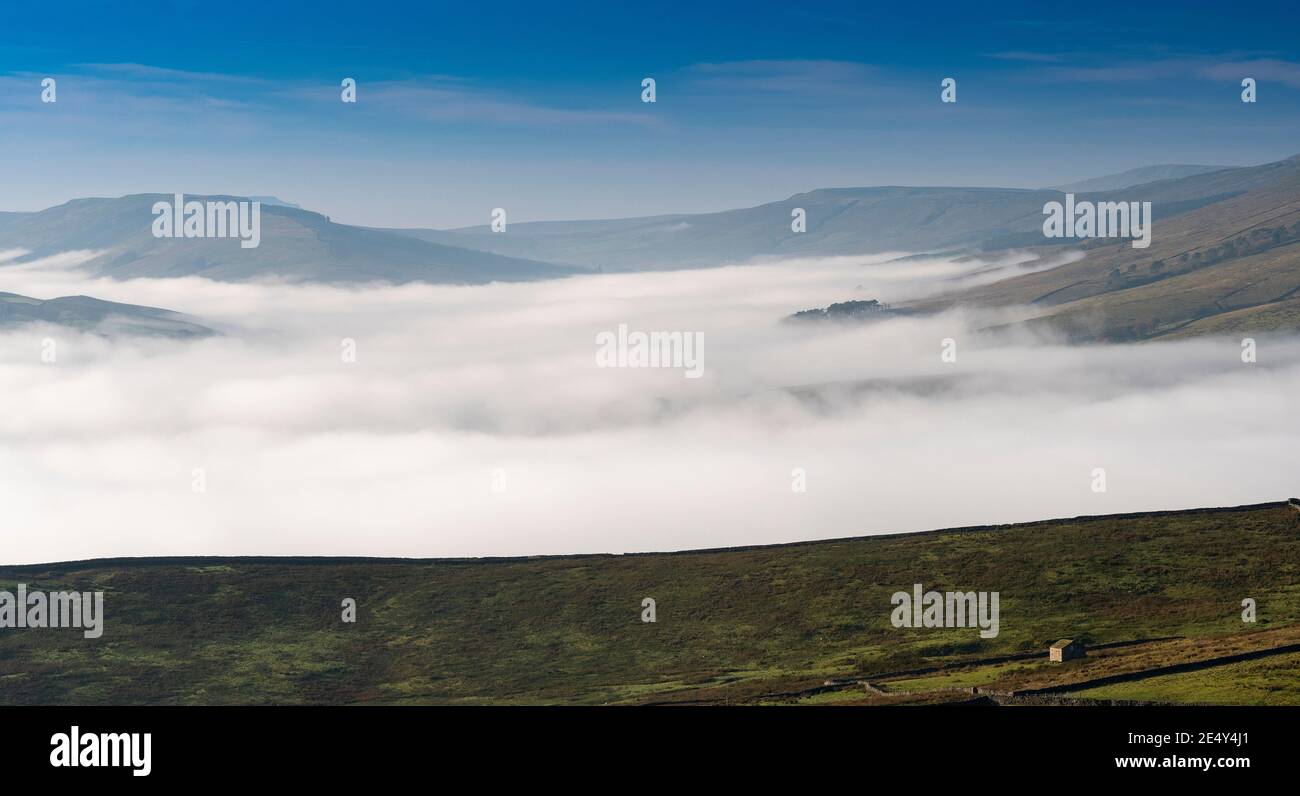 Wolkeninversion in Wensleydale, wobei die Wolken an den Talböden festhalten. Yorkshire Dales National Park, Großbritannien. Stockfoto