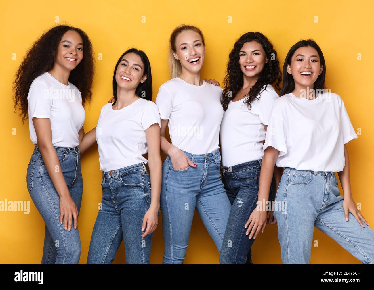 Gruppe Von Fünf Glücklich Verschiedene Frauen Posieren Über Gelben Hintergrund Stockfoto