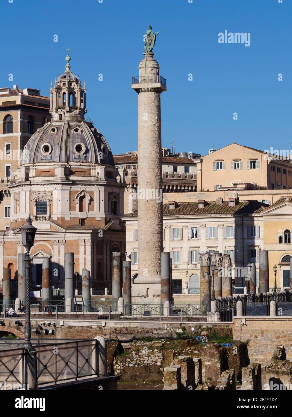 Rom. Italien. Forum von Trajan (Foro di Traiano), die Granitsäulen der Basilika Ulpia stehen im Vordergrund, die Säule von Trajan (AD 113) behin Stockfoto