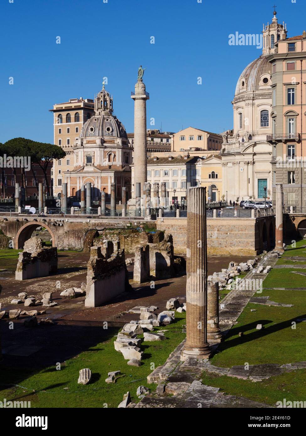 Rom. Italien. Überreste des Forums von Trajan (Foro di Traiano) und der Säule von Trajan (Colonna Traiana, AD 113). Stockfoto