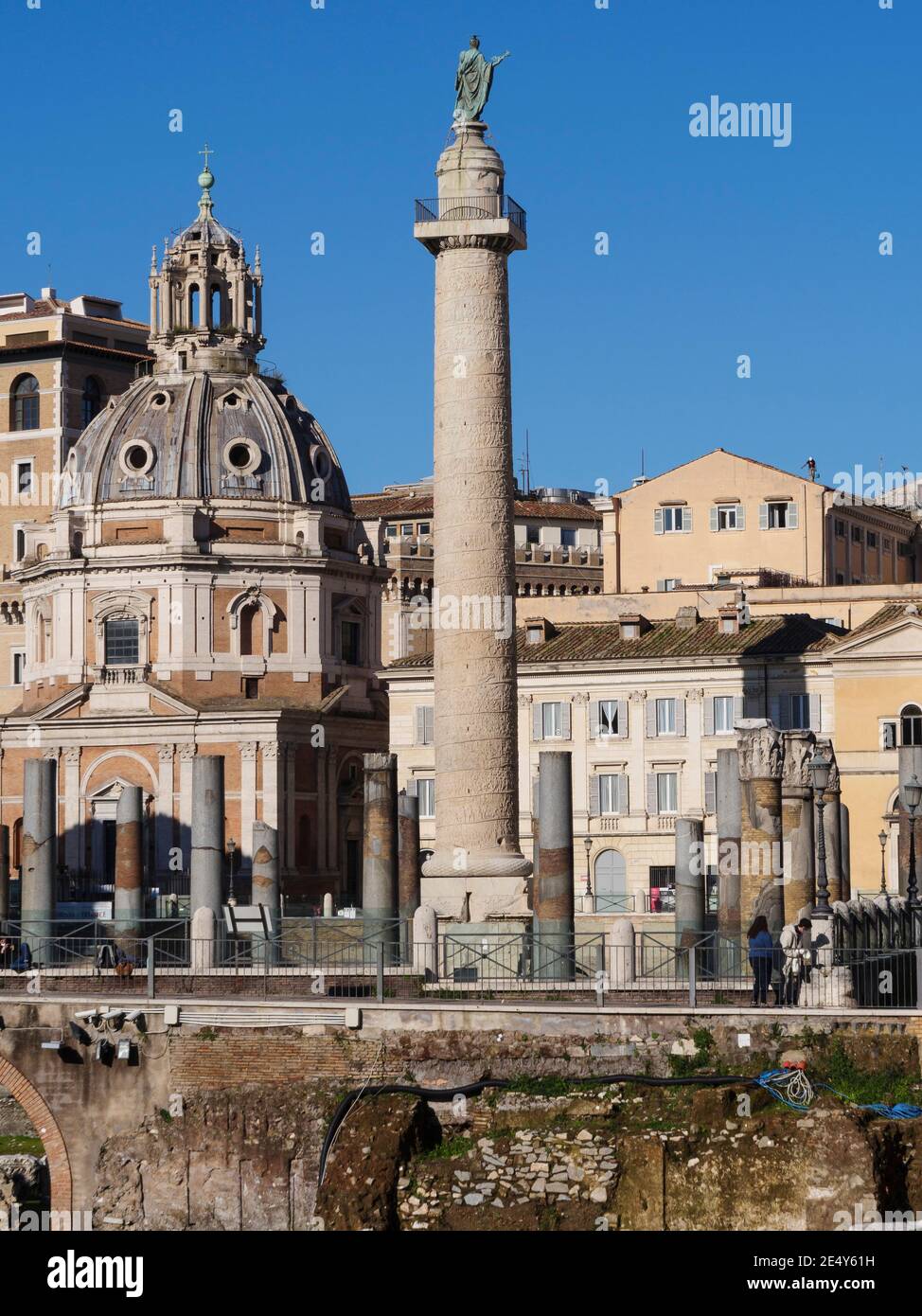 Rom. Italien. Forum von Trajan (Foro di Traiano), die Granitsäulen der Basilika Ulpia stehen im Vordergrund, die Säule von Trajan (AD 113) behin Stockfoto