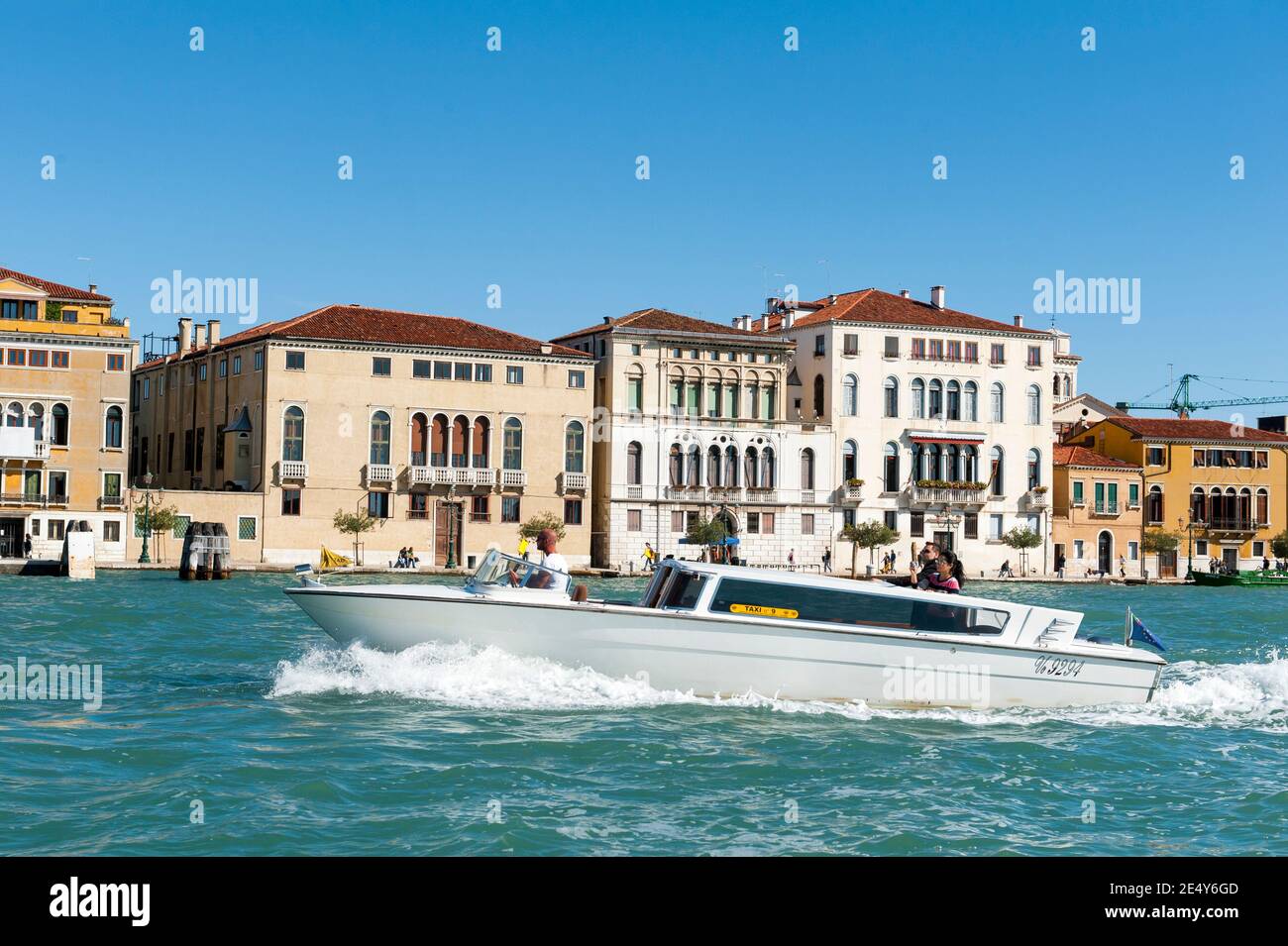 Wassertaxi auf dem Canal Grande in Venedig, Italien. Stockfoto