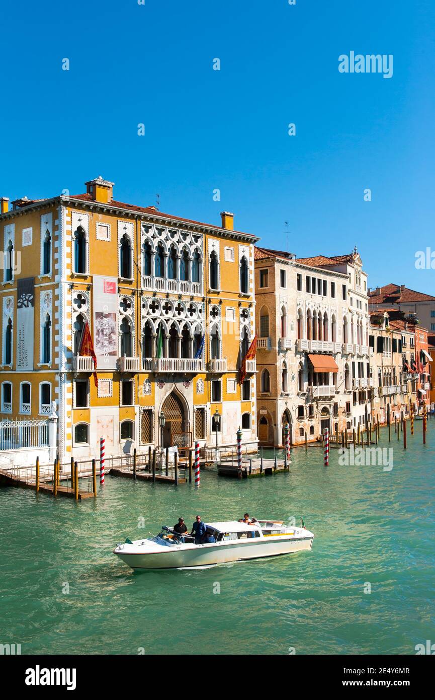 Touristen erkunden den Canal Grande, Venedig, Italien. Stockfoto