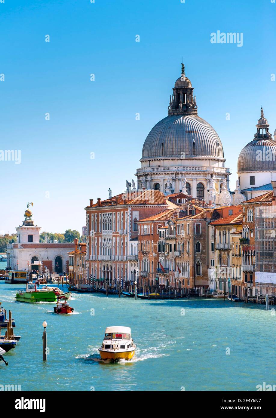 Die Basilika Santa Maria della Salute mit dem Canal Grande im Vordergrund, Venedig, Italien. Stockfoto