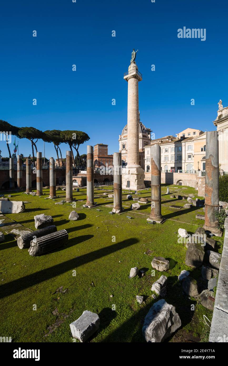 Rom. Italien. Forum von Trajan (Foro di Traiano), die Granitsäulen der Basilika Ulpia stehen im Vordergrund, die Säule von Trajan (AD 113) behin Stockfoto