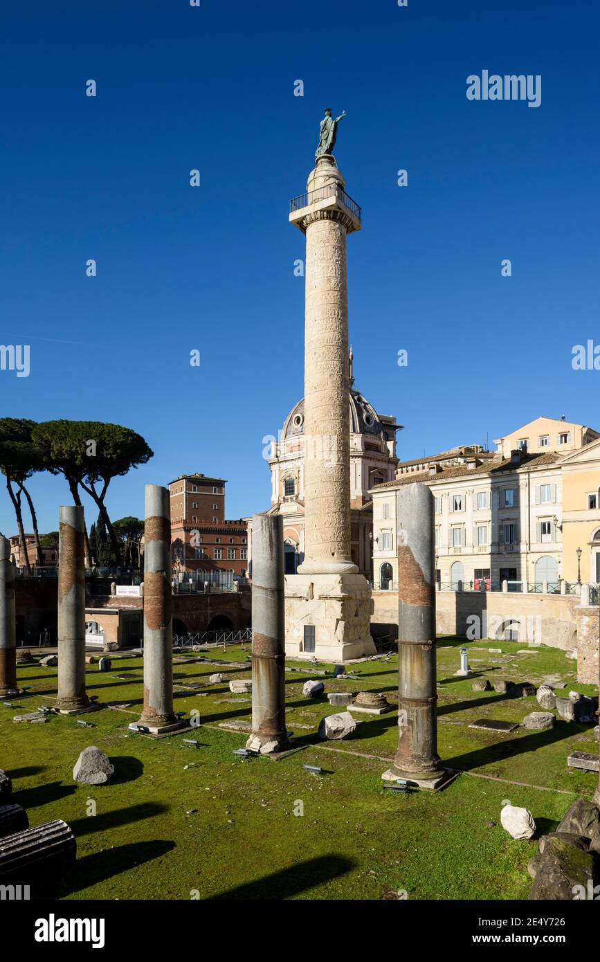 Rom. Italien. Forum von Trajan (Foro di Traiano), die Granitsäulen der Basilika Ulpia stehen im Vordergrund, die Säule von Trajan (AD 113) behin Stockfoto