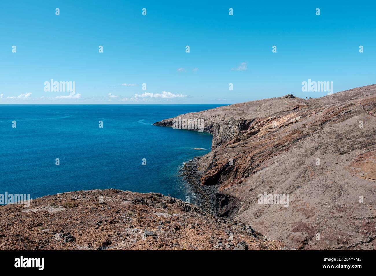 Tropische Insel trockene Berge voller Schmutz und Felsen Ein Sommertag am atlantik Stockfoto