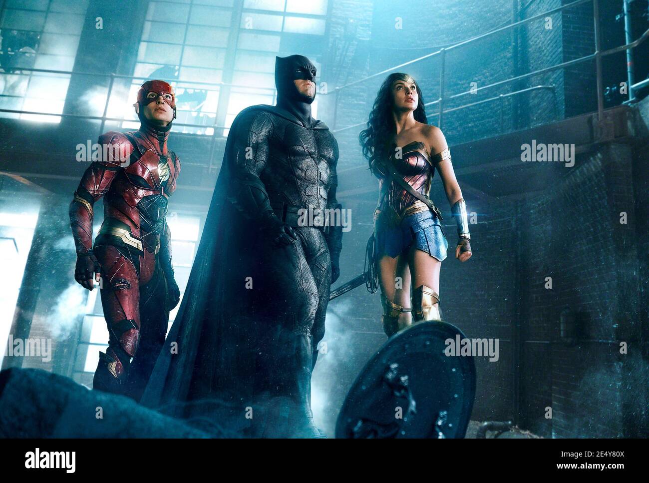 Justice League (Film, 2017): Ezra Miller (The Flash), Ben Affleck (Batman) und Gal Gadot (Wonder Woman) Stockfoto