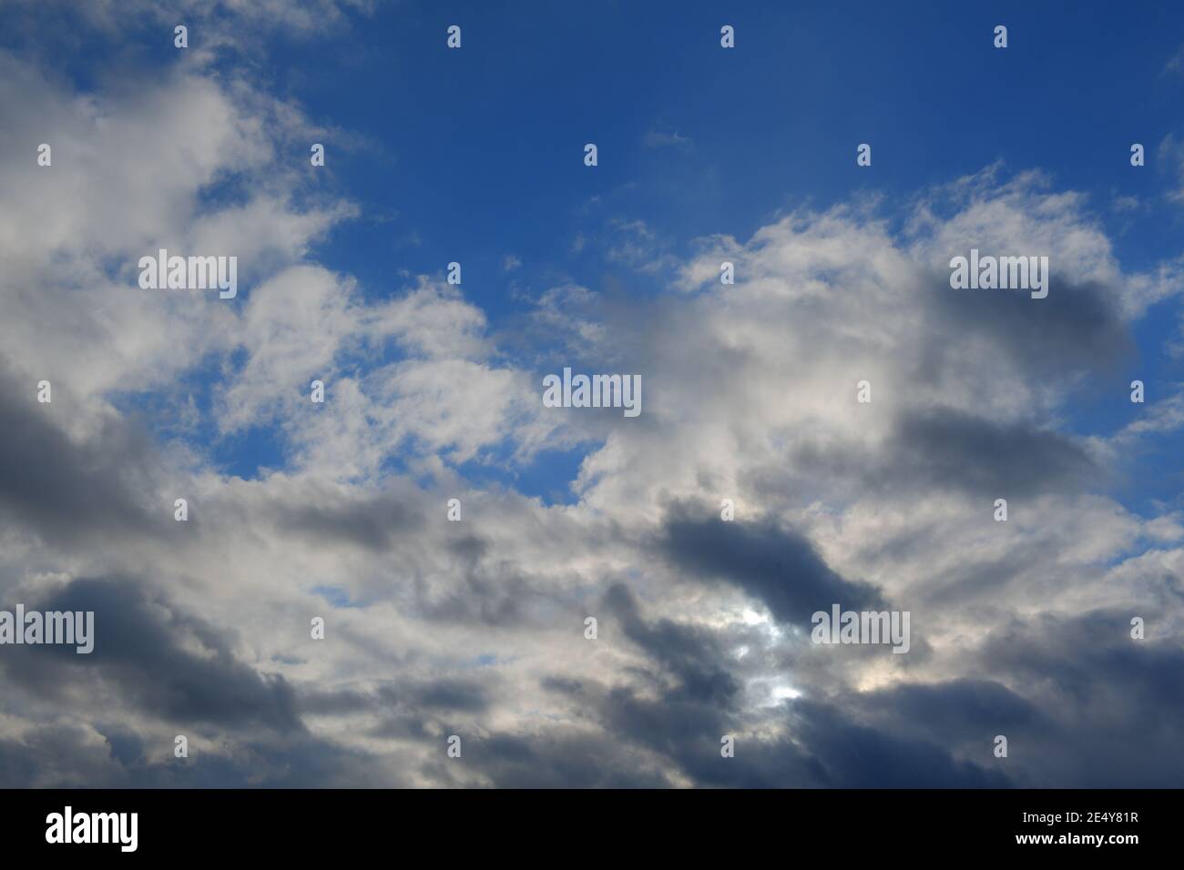 Blauer Himmel Hintergrund mit winzigen Wolken am Nachmittag Stockfoto