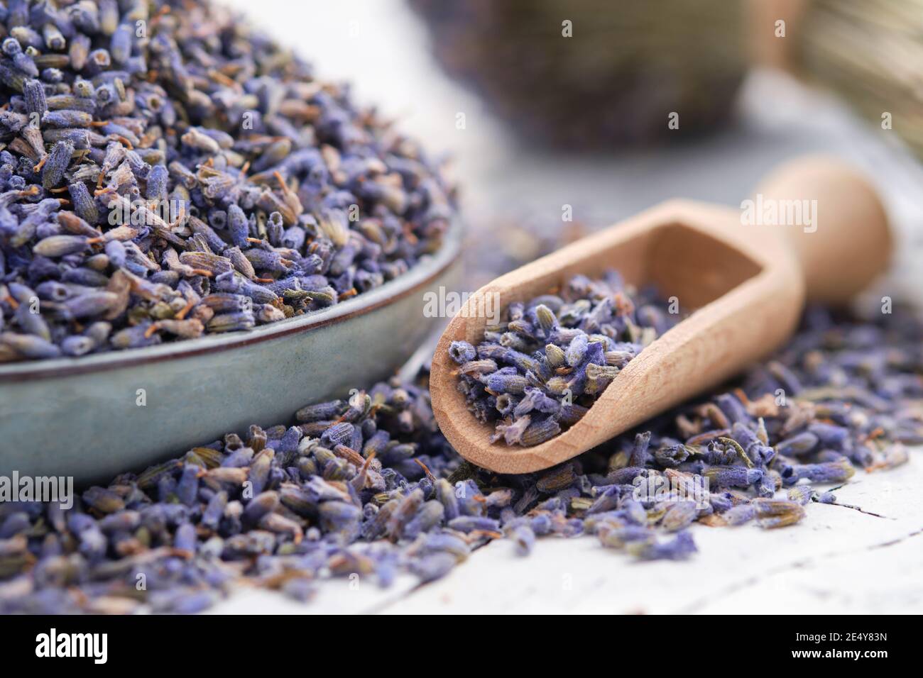 Blauer Teller mit getrocknetem Lavendel. Hölzerne Kugel von trockenen Lavendelblüten aus der Nähe. Stockfoto