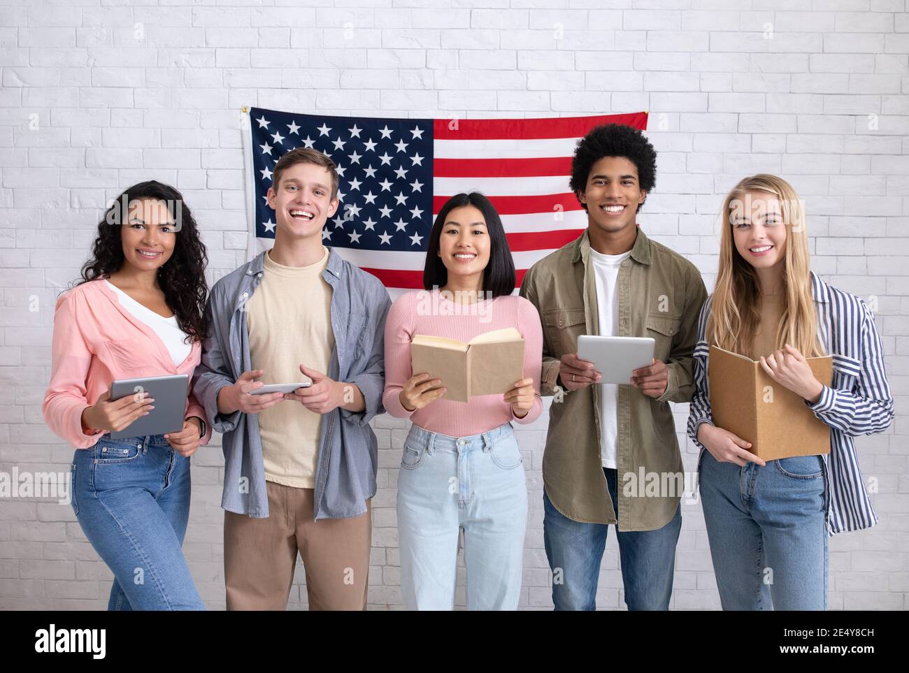 Digitale Gadgets und Bücher für Fernunterricht Englisch Stockfoto