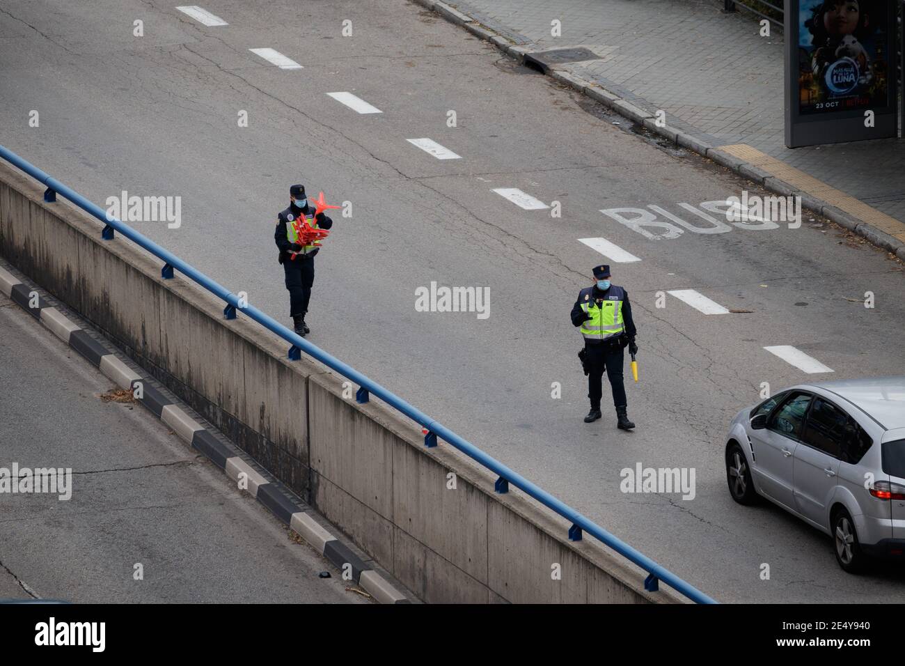 Madrid, Spanien; Oktober 24 2020: Polizeikontrollen zur Verhinderung ungerechtfertigter Mobilität als Maßnahme zur Verhinderung der Ausbreitung von COVID-19 Stockfoto