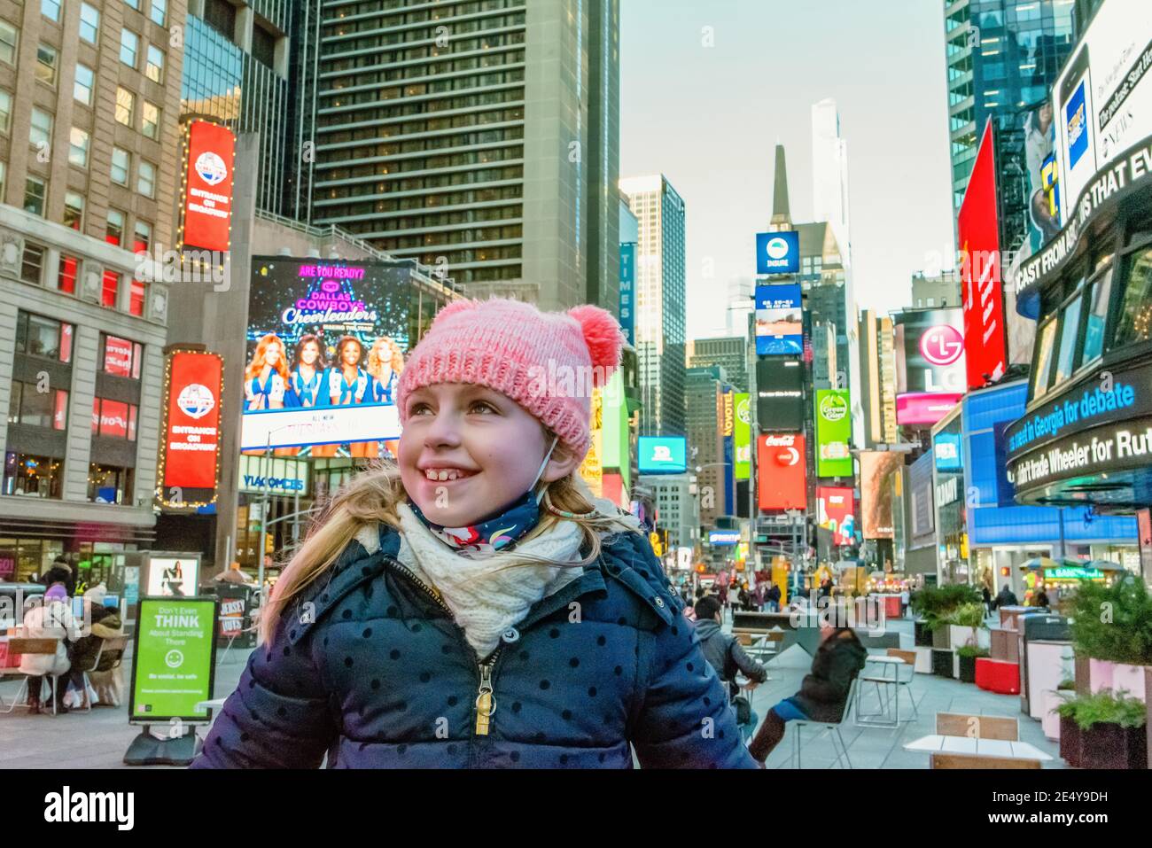New York, NY USA 6. Dezember 2020: Young Girl lächelt und schaut auf dem Times Square in New York City auf Stockfoto