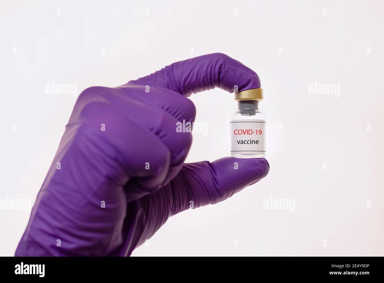 Impfstoff gegen COVID-19 (SARS-CoV-2). Konzept des Impfstoffs. Impfstoff in Entwicklung. Coronavirus-Impfstoff an der Hand mit Handschuhen gehalten Stockfoto
